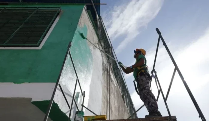 Impulsan labores de reparación en instituciones educativas en La Guaira