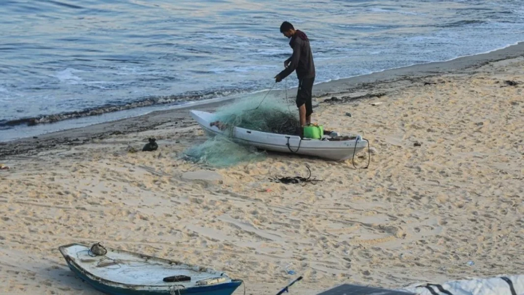 En Gaza pescadores desafían el cerco israelí a cambio de su soberanía alimentaria En Gaza pescadores desafían el cerco israelí a cambio de su soberanía alimentaria