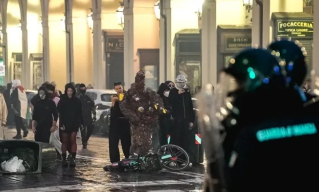 Protestas contra el alto costo de vida dejan violentos disturbios en Italia Protestas contra el alto costo de vida dejan violentos disturbios en Italia