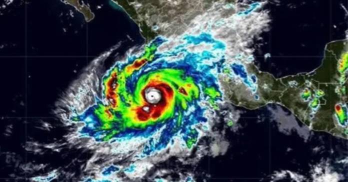 Huracán Isaías golpea Florida y provoca severos cortes eléctricos Huracán Isaías golpea Florida y provoca severos cortes eléctricos