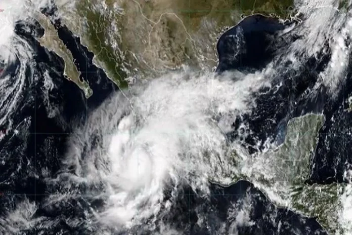 Cinco fallecidos en México tras paso de Huracán Simón y tormenta Rachel Cinco fallecidos en México tras paso de Huracán Simón y tormenta Rachel