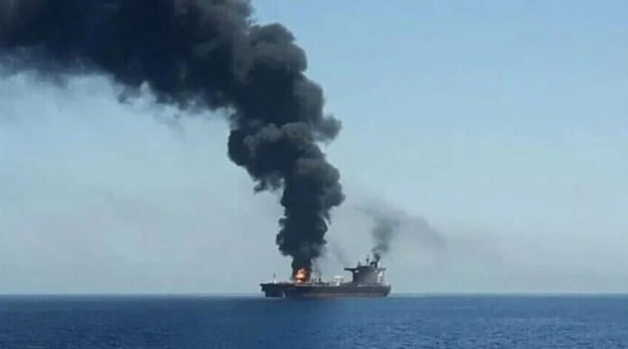 Irán Superpetrolero en estrecho de Ormuz
