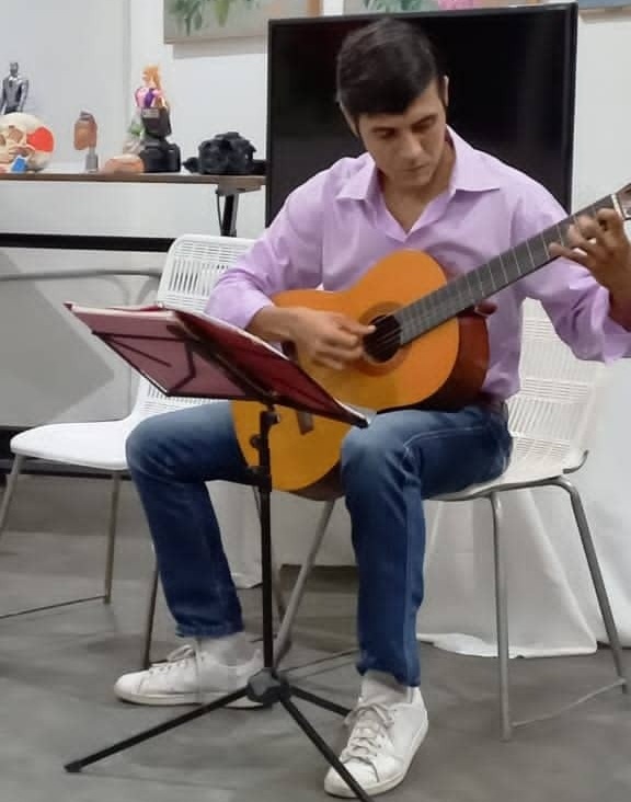 Luthier Juan José Nieves-tocando guitarra 2