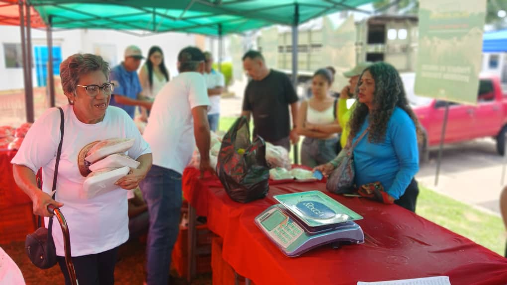 En el CEBAC celebran el aniversario de la bodega SACAS junto al círculo de abuelos En el CEBAC celebran el aniversario de la bodega SACAS junto al círculo de abuelos
