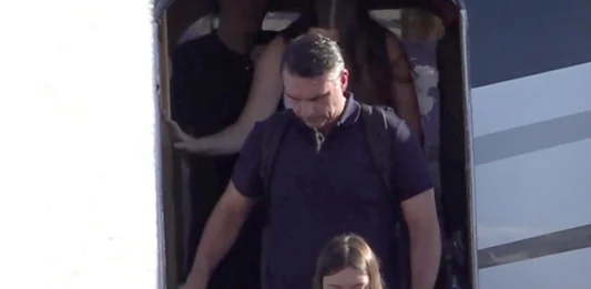 Flávio Bolsonaro se autoproclama presidente de Brasil