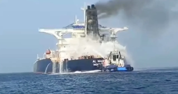 buque Petroleros explotan en estrecho de Ormuz