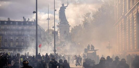 Francia establece toques de queda