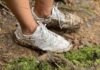 Resuélvete | Zapatillas blancas con barro: Por qué dejarlas secar antes de limpiarlas
