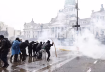 Argentina: Fuerte represión por parte de policía de Milei contra quinta Marcha Universitaria represión en Argentina