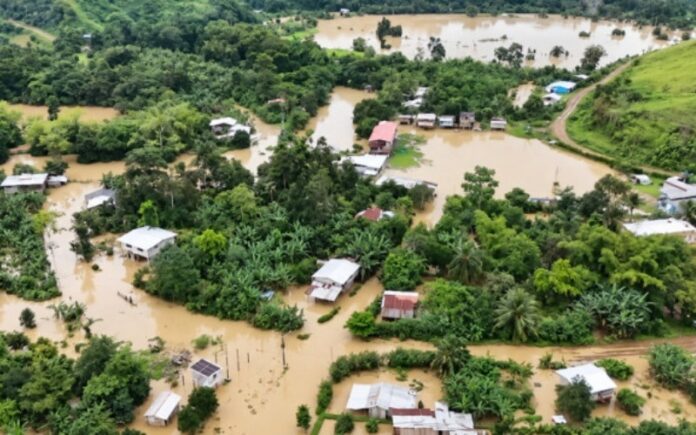 Se desbordan ríos en Ecuador debido a intensas lluvias Se desbordan ríos en Ecuador debido a intensas lluvias