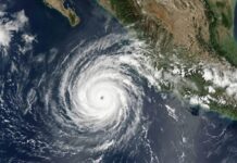 Huracán Simón se aproxima a México